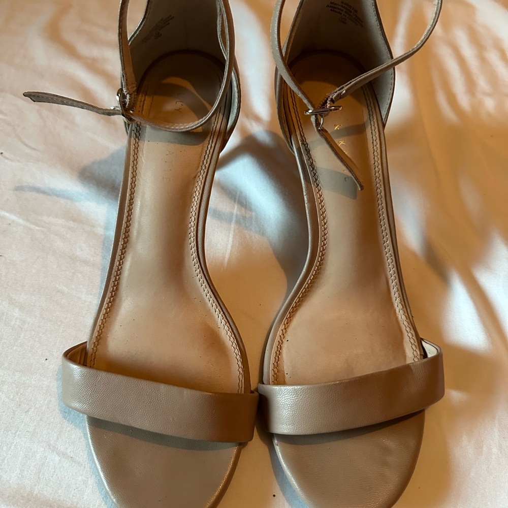 Kelly & Katie Kirstie Beige Heels, Sz 10